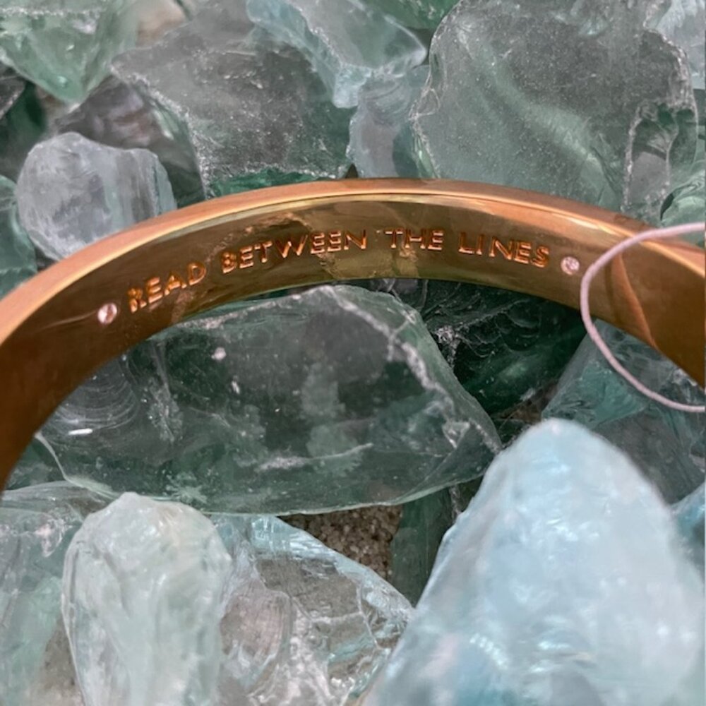 KATE SPADE BANGLE "READ BETWEEN THE LINES" HINGED CLOSE NWT - Picture 4 of 7